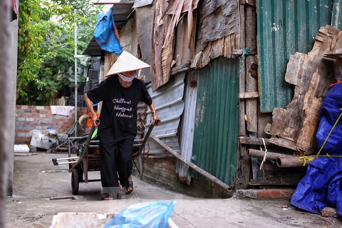 Nắng nóng đeo bám người dân xóm ngụ cư Hà Nội - ảnh 2