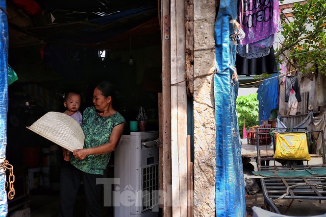 Nắng nóng đeo bám người dân xóm ngụ cư Hà Nội - ảnh 3