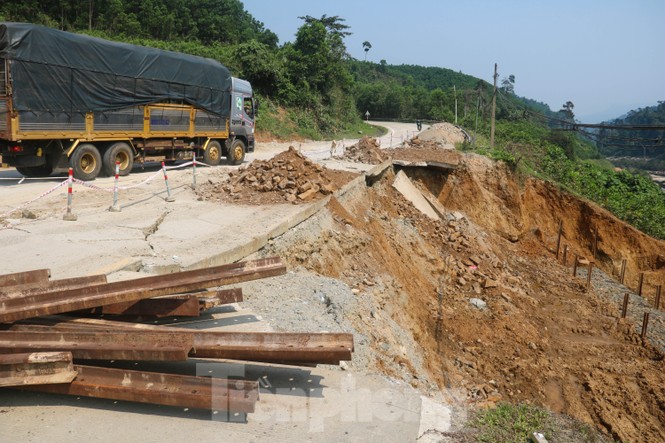 Đường huyết mạch qua Quảng Nam vẫn ngổn ngang 'di chứng' sạt lở - ảnh 10