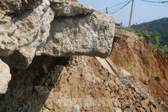 Đường huyết mạch qua Quảng Nam vẫn ngổn ngang 'di chứng' sạt lở - ảnh 8