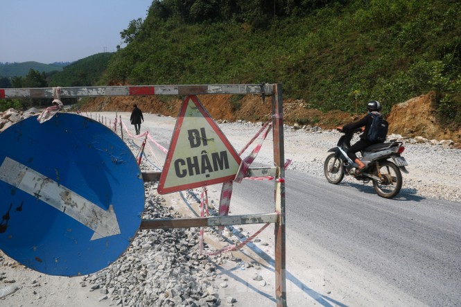 Đường huyết mạch qua Quảng Nam vẫn ngổn ngang 'di chứng' sạt lở - ảnh 2