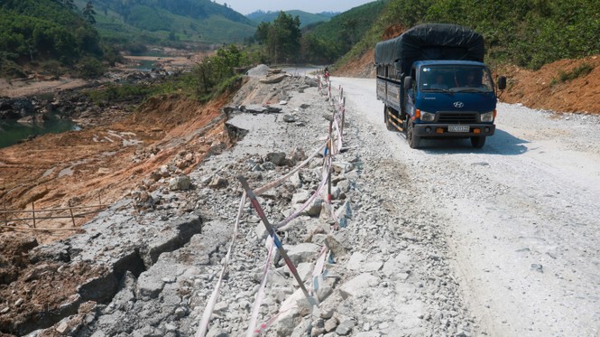 Đường huyết mạch qua Quảng Nam vẫn ngổn ngang 'di chứng' sạt lở - ảnh 3