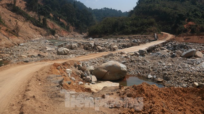 4 người còn mất tích, vùng lở núi Phước Sơn vẫn ngổn ngang, khó khăn chồng chất - ảnh 6