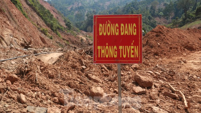 4 người còn mất tích, vùng lở núi Phước Sơn vẫn ngổn ngang, khó khăn chồng chất - ảnh 2