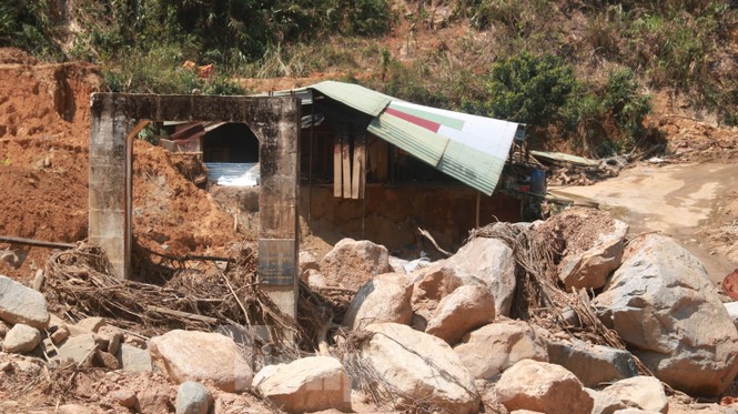 4 người còn mất tích, vùng lở núi Phước Sơn vẫn ngổn ngang, khó khăn chồng chất - ảnh 8