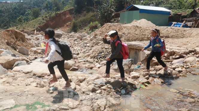 4 người còn mất tích, vùng lở núi Phước Sơn vẫn ngổn ngang, khó khăn chồng chất - ảnh 22