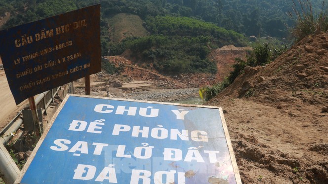 4 người còn mất tích, vùng lở núi Phước Sơn vẫn ngổn ngang, khó khăn chồng chất - ảnh 1
