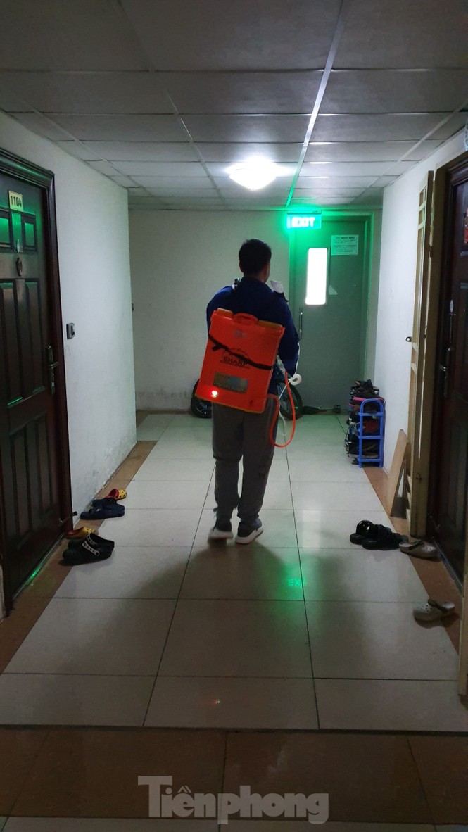 Cận cảnh phun thuốc phòng dịch virus corona ở chung cư Hà Nội - ảnh 5