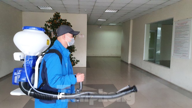 Cận cảnh phun thuốc phòng dịch virus corona ở chung cư Hà Nội - ảnh 1