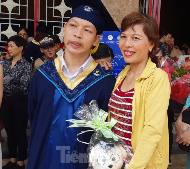 Thán phục nam sinh động kinh cục bộ nhận bằng tốt nghiệp đại học - ảnh 1