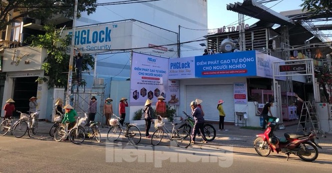“Độc, lạ” máy ATM phát gạo miễn phí cho người nghèo giữa mùa dịch COVID-19 - ảnh 1