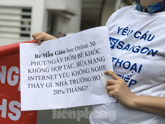 Thêm trường quốc tế bị phụ huynh kéo đến trường phản đối học phí mùa dịch - ảnh 4