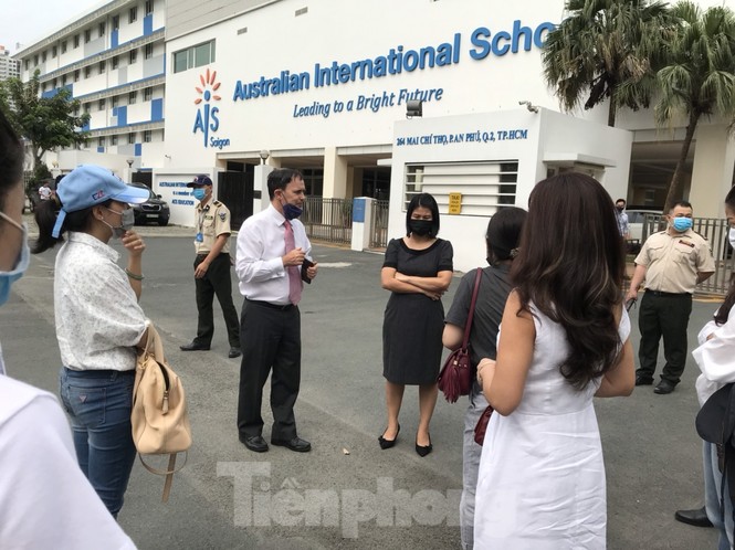 Thêm trường quốc tế bị phụ huynh kéo đến trường phản đối học phí mùa dịch - ảnh 6