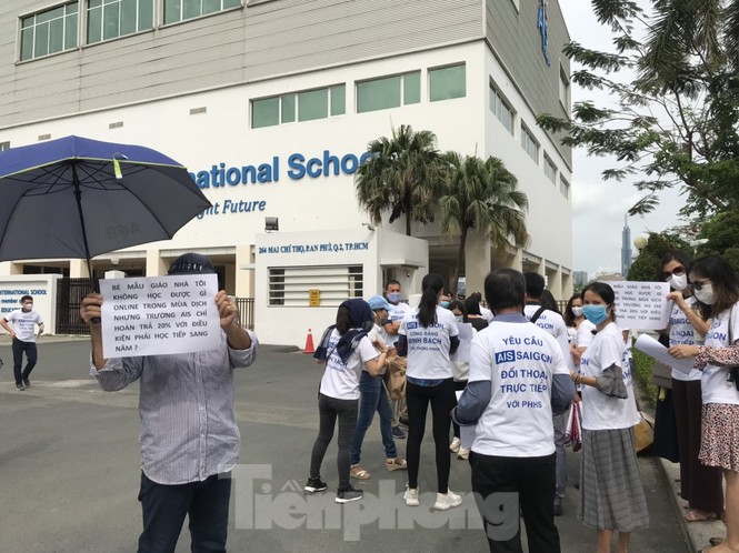 Thêm trường quốc tế bị phụ huynh kéo đến trường phản đối học phí mùa dịch - ảnh 3
