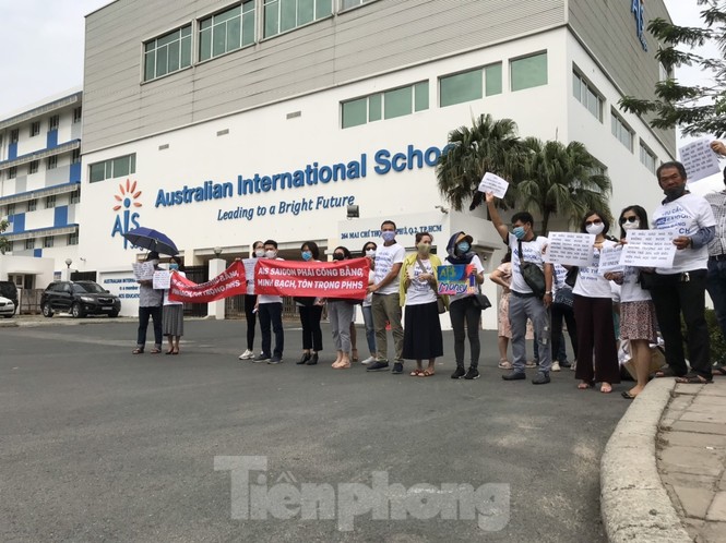 Thêm trường quốc tế bị phụ huynh kéo đến trường phản đối học phí mùa dịch - ảnh 1