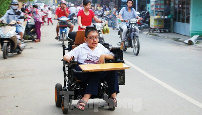 Tấm bằng đại học loại giỏi đổi bằng nước mắt của cha con nam sinh bại liệt - ảnh 1