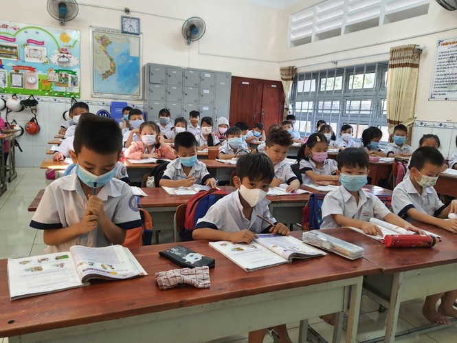 Gần 1,7 triệu học sinh TPHCM chính thức quay lại trường học - ảnh 7