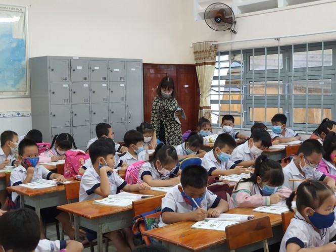 Gần 1,7 triệu học sinh TPHCM chính thức quay lại trường học - ảnh 8
