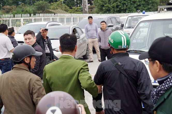 Cảnh sát đưa người bán 'vé giả' trận Việt Nam - Thái Lan về trụ sở - ảnh 6