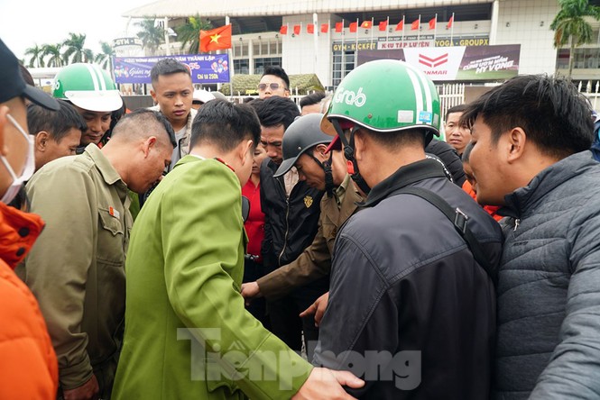 Cảnh sát đưa người bán 'vé giả' trận Việt Nam - Thái Lan về trụ sở - ảnh 3