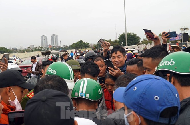 Cảnh sát đưa người bán 'vé giả' trận Việt Nam - Thái Lan về trụ sở - ảnh 2
