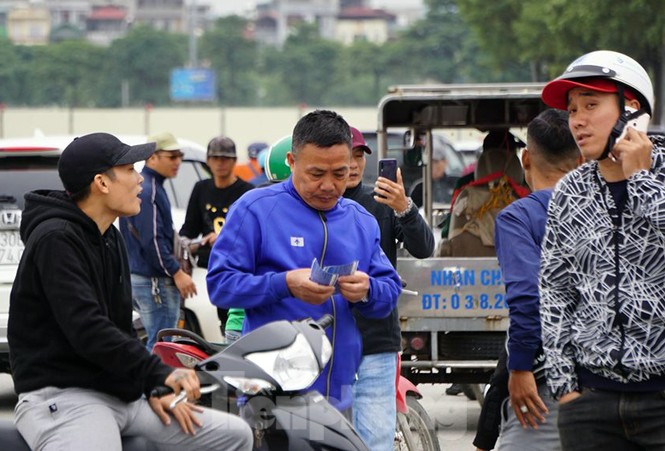 Cảnh sát đưa người bán 'vé giả' trận Việt Nam - Thái Lan về trụ sở - ảnh 8