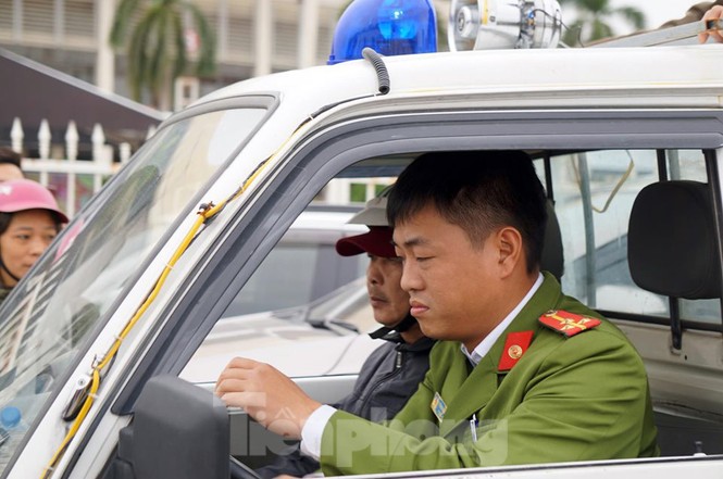 Cảnh sát đưa người bán 'vé giả' trận Việt Nam - Thái Lan về trụ sở - ảnh 7