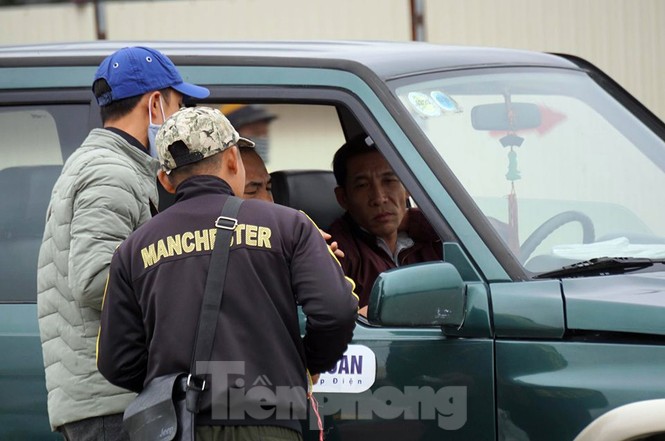Cảnh sát đưa người bán 'vé giả' trận Việt Nam - Thái Lan về trụ sở - ảnh 9