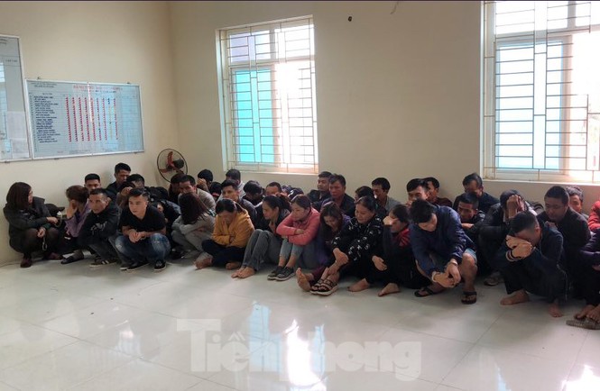 Bắt giữ 52 đối tượng đánh bạc dưới hầm 'lô cốt' ở Vĩnh Phúc - ảnh 1