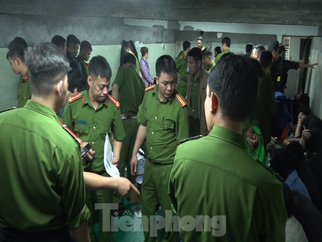Cận cảnh sới bạc dưới hầm ngầm ở Vĩnh Phúc bị cảnh sát triệt phá - ảnh 1