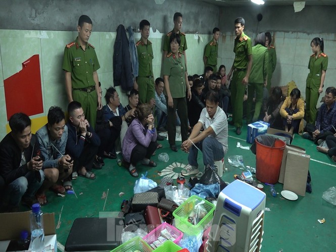 Cận cảnh sới bạc dưới hầm ngầm ở Vĩnh Phúc bị cảnh sát triệt phá - ảnh 2
