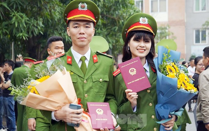 4 thủ khoa đầu ra Học viện Cảnh sát được phong vượt cấp bậc hàm - ảnh 2