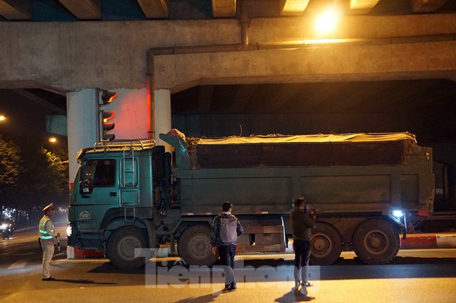 Bị CSGT dừng, tài xế xe 'hổ vồ' gọi điện cầu cứu... người thân - ảnh 2