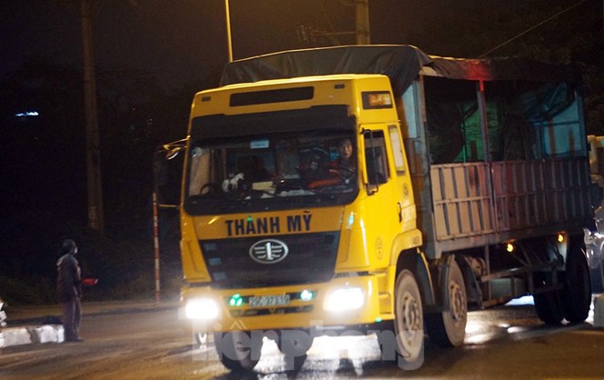 Bị CSGT dừng, tài xế xe 'hổ vồ' gọi điện cầu cứu... người thân - ảnh 1