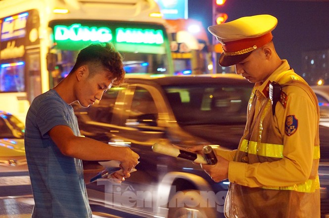 Bị CSGT dừng, tài xế xe 'hổ vồ' gọi điện cầu cứu... người thân - ảnh 4