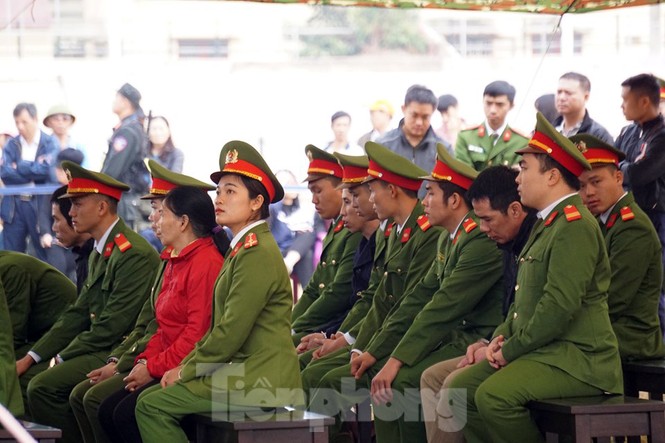 Kẻ bắt giữ, hiếp giết nữ sinh Điện Biên bật khóc khi đối diện án tử - ảnh 1