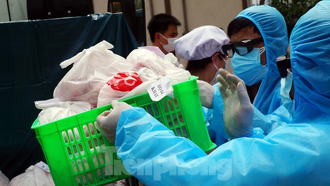 TP Hải Phòng tiếp tế gần 8 tấn gạo, thịt cho người dân khu phong tỏa - ảnh 8