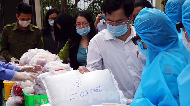 TP Hải Phòng tiếp tế gần 8 tấn gạo, thịt cho người dân khu phong tỏa - ảnh 4