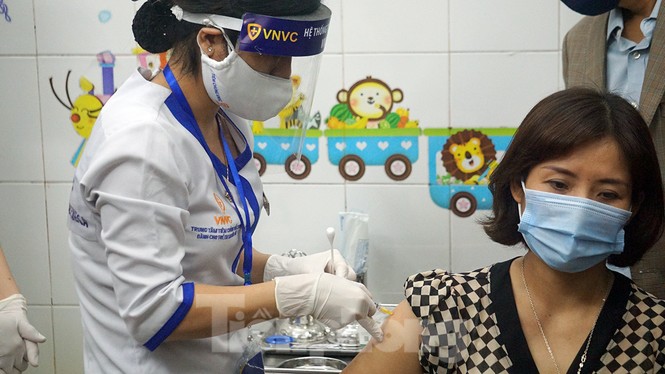 Cận cảnh những mũi tiêm vắc xin COVID-19 đầu tiên ở ‘điểm nóng’ Hải Dương - ảnh 8