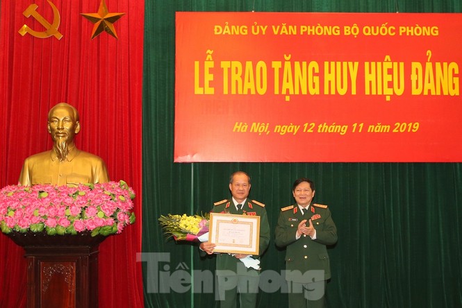 Trao Huy hiệu Đảng cho 8 sĩ quan Quân đội cao cấp - ảnh 1