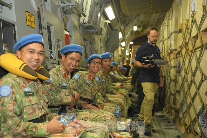 Cận cảnh vận tải cơ C-17A chở bác sĩ mũ nồi xanh Việt Nam sang Nam Sudan - ảnh 13