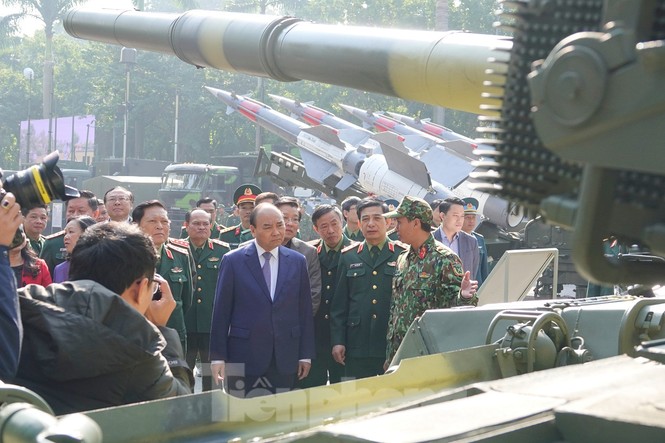 Thủ tướng tham quan xe tăng, tên lửa, khí tài hiện đại của Quân đội - ảnh 1