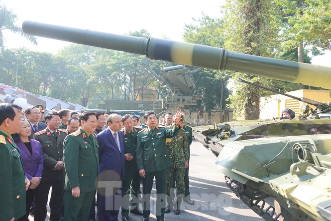 Thủ tướng tham quan xe tăng, tên lửa, khí tài hiện đại của Quân đội - ảnh 2