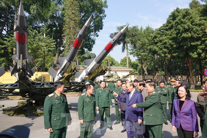 Thủ tướng tham quan xe tăng, tên lửa, khí tài hiện đại của Quân đội - ảnh 4