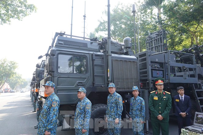Thủ tướng tham quan xe tăng, tên lửa, khí tài hiện đại của Quân đội - ảnh 9