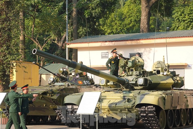 Thủ tướng tham quan xe tăng, tên lửa, khí tài hiện đại của Quân đội - ảnh 8
