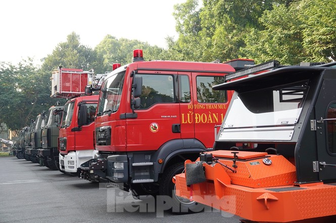 Thủ tướng tham quan xe tăng, tên lửa, khí tài hiện đại của Quân đội - ảnh 11