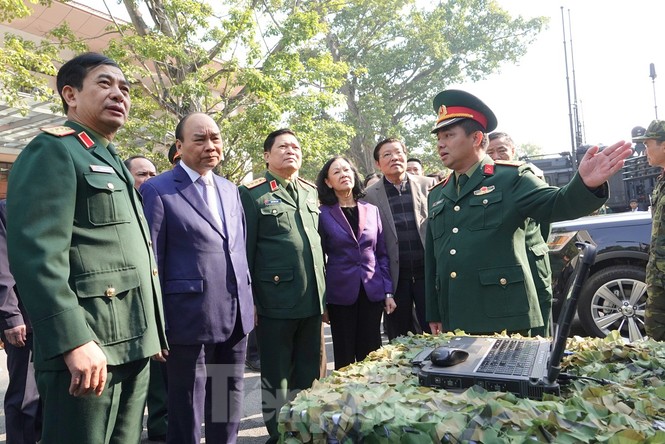 Thủ tướng tham quan xe tăng, tên lửa, khí tài hiện đại của Quân đội - ảnh 7