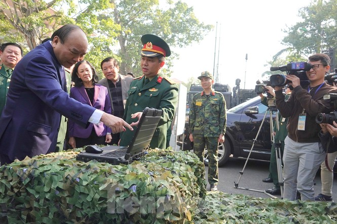 Thủ tướng tham quan xe tăng, tên lửa, khí tài hiện đại của Quân đội - ảnh 6