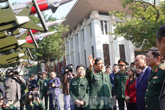 Thủ tướng tham quan xe tăng, tên lửa, khí tài hiện đại của Quân đội - ảnh 3